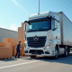 Camion de 10 tonnes chargé dans un centre logistique urbain