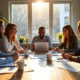 Groupe de professionnels collaborant dans un bureau lumineux