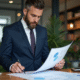 Homme en costume regardant un plan dans un bureau moderne