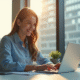 Jeune femme confiante travaillant sur un ordinateur portable dans un bureau lumineux